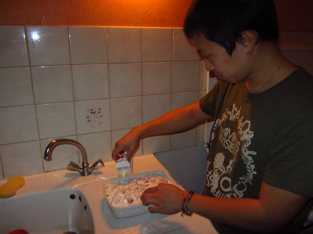 Antoni pouring crème fraîche